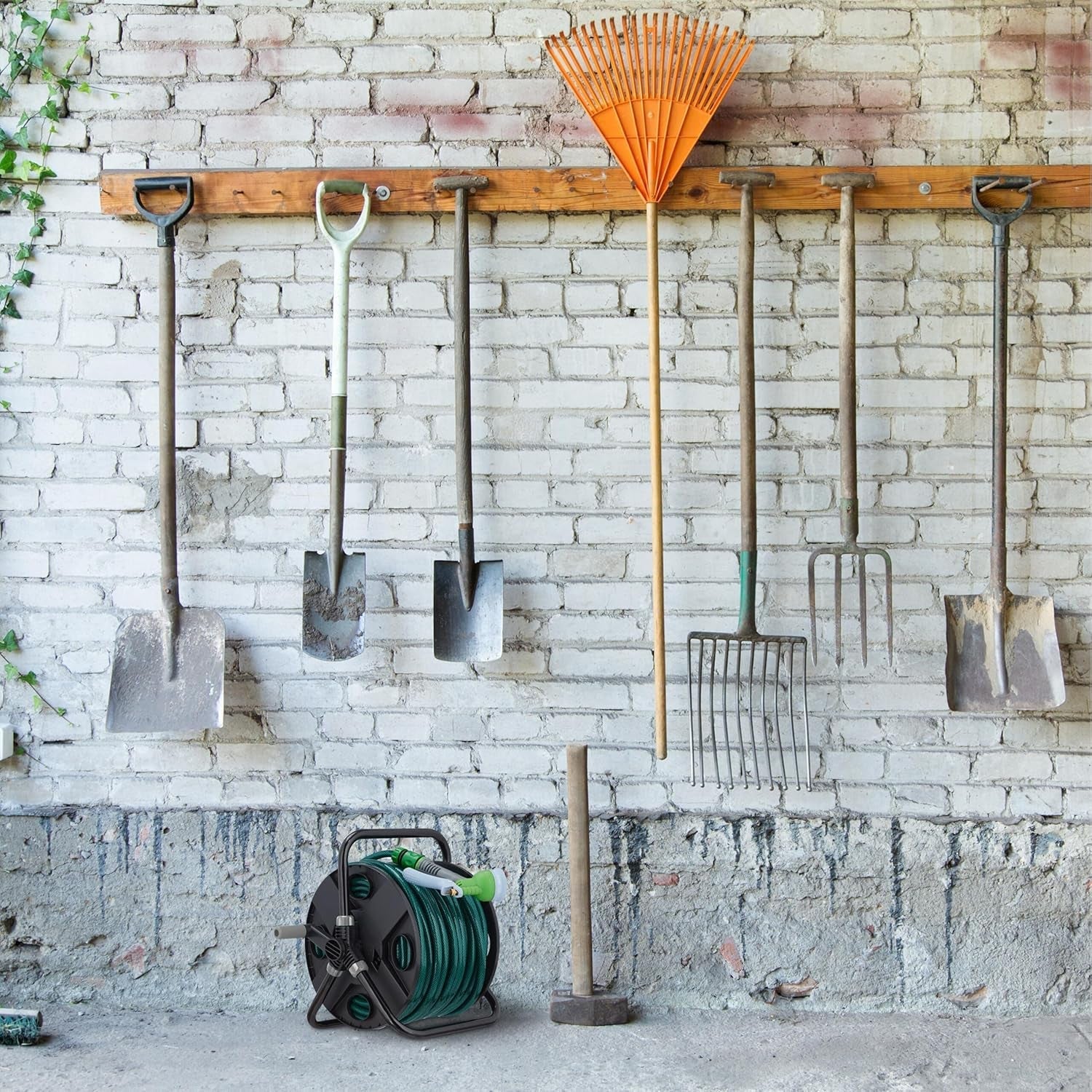 Relaxdays slanghaspel, voor 30 m 1/2" slang, staal, kunststof, slanghouder, HL: 38 x 42 x 31 cm, zwart/grijs