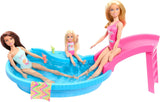 Barbiepop en accessoires - zwembad met glijbaan en accessoires voor urenlang plezier in de zon, roze badpak met tropisch design, voor kinderen vanaf 3 jaar, HRJ74