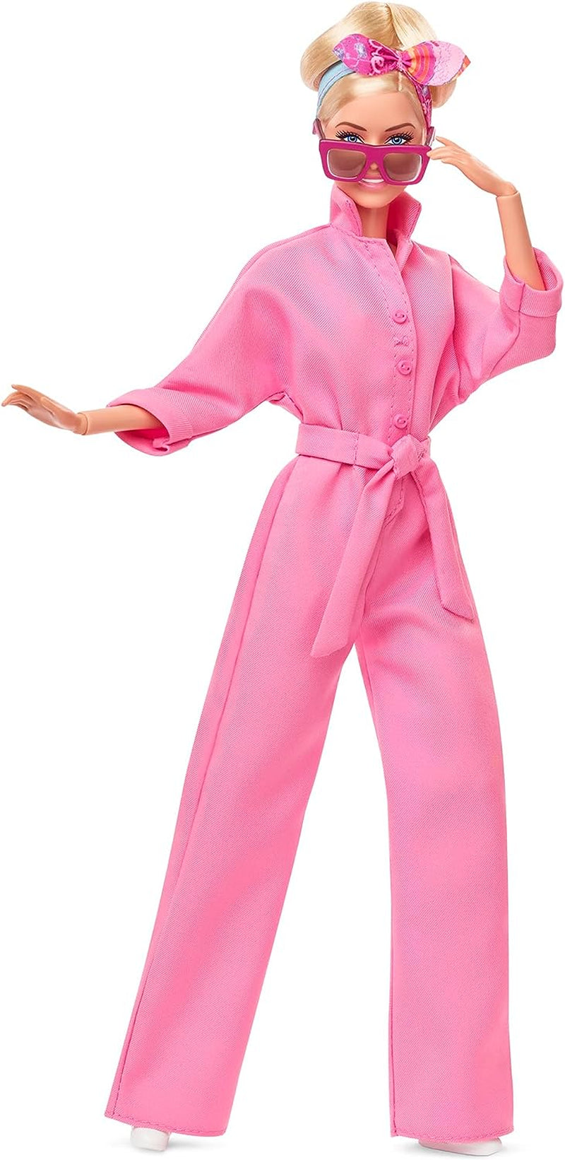 BARBIE THE MOVIE Margot Robbie - Puppe mit Kaugummi-Rosa Jumpsuit, Messy Updo, Sonnenbrille, Kopftuch, Wedge-Sneakers, Sammlerverpackung, voor kinderen vanaf 3 jaar, HRF29