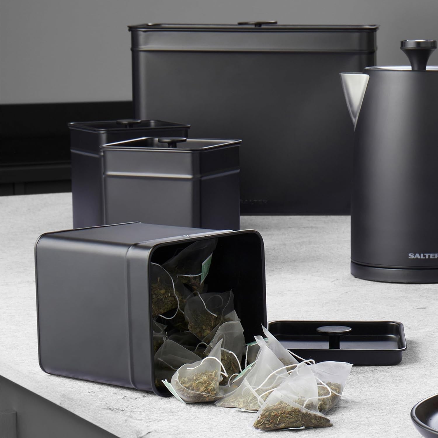 Salter BW12614EU7 Kuro Opbergdozenset - 4 Keukencontainers Brood/Thee/Koffie/Suiker Vierkante Organizer Boxen Gemakkelijk schoon te maken Houd voedsel vers Zwarte voedselopbergdozen Naty Shop