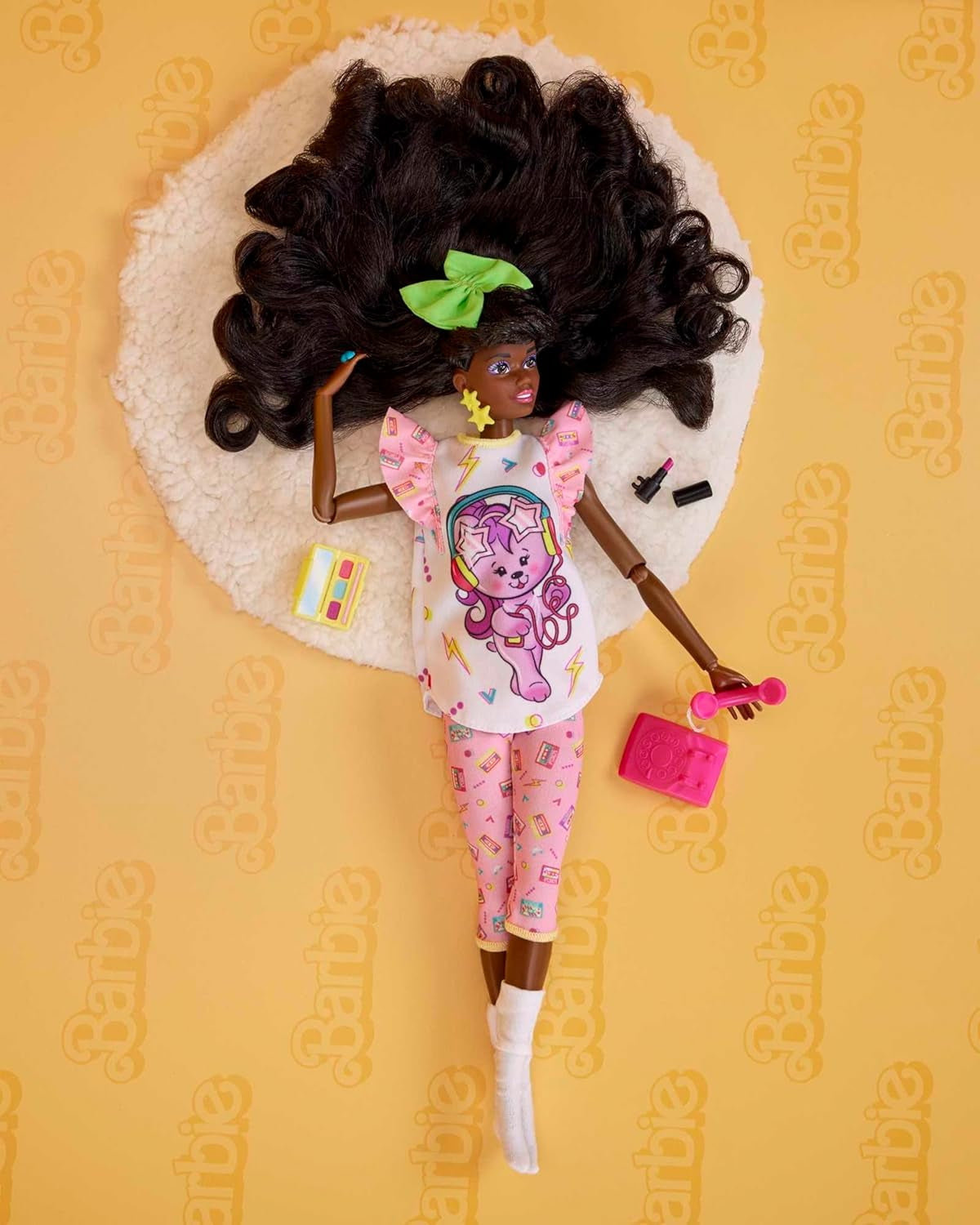 Barbie Rewind - Nostalgisch verzamelfiguur in jaren 80-stijl met prachtig haar en outfit, inclusief tv, popcorn en telefoon, voor fans en verzamelaars, HJX19