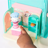 GABBY'S DREAMWORKS POPPENHUIS - Deluxe kamer, Cakey Confectionery, Kuchi Kitchen (Roemeens: Cakey), 3 meubels en 2 verrassingsdozen met accessoires, geschikt voor kinderen vanaf 3 jaar