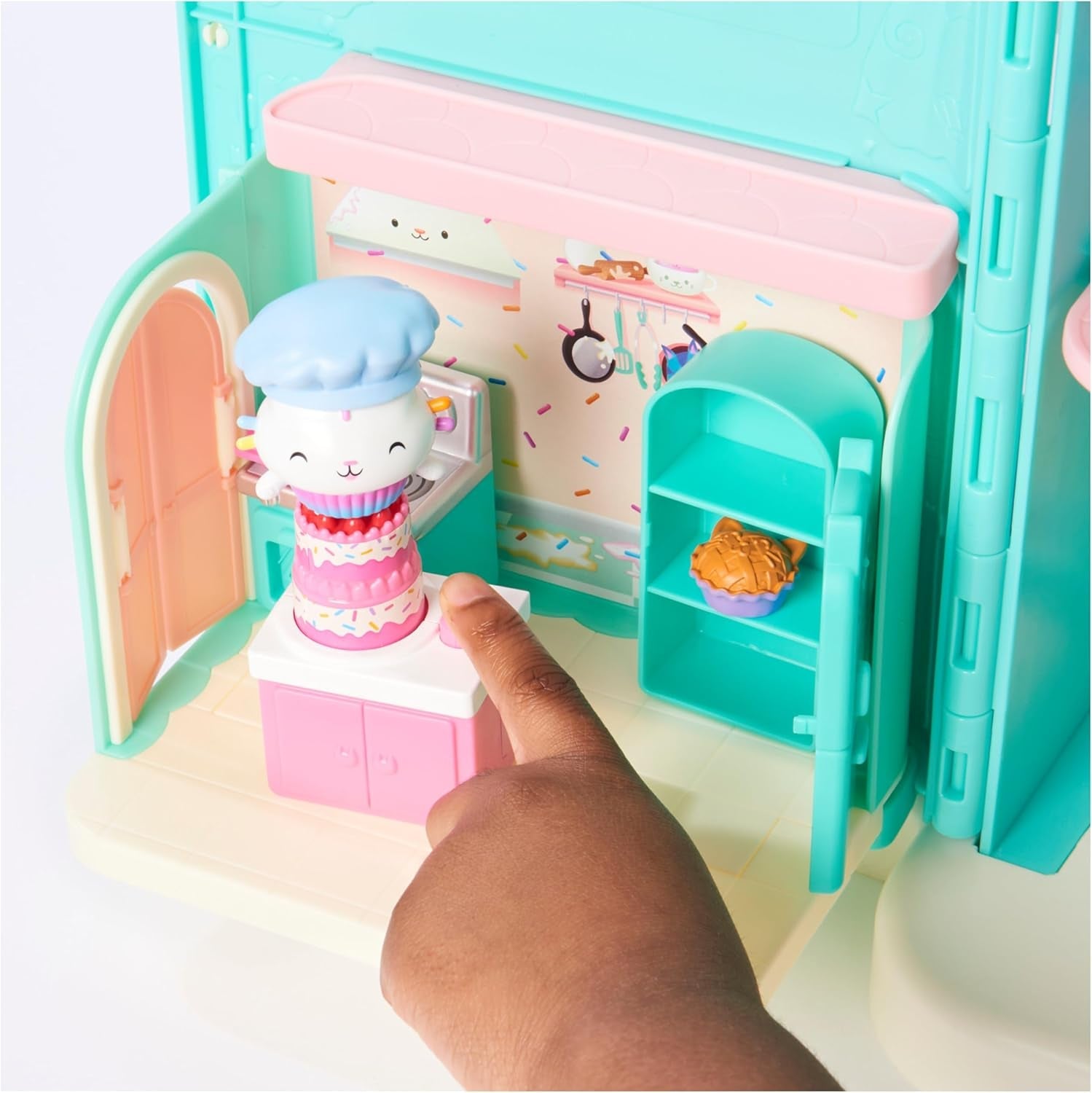 GABBY'S DREAMWORKS POPPENHUIS - Deluxe kamer, Cakey Confectionery, Kuchi Kitchen (Roemeens: Cakey), 3 meubels en 2 verrassingsdozen met accessoires, geschikt voor kinderen vanaf 3 jaar