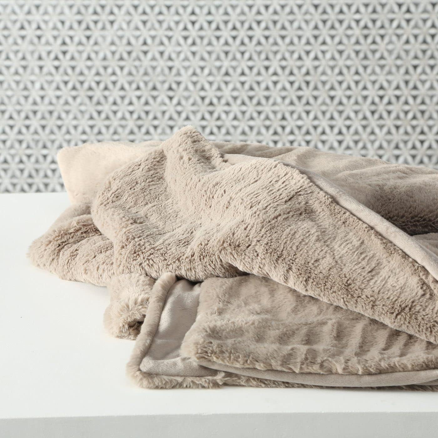 Boltze Storan deken (afmeting 150X200 cm, kleur beige, comfortabele polyester deken, ideaal voor koude winteravonden, bontlook) 1015378 BOLTZE bedden en dekens