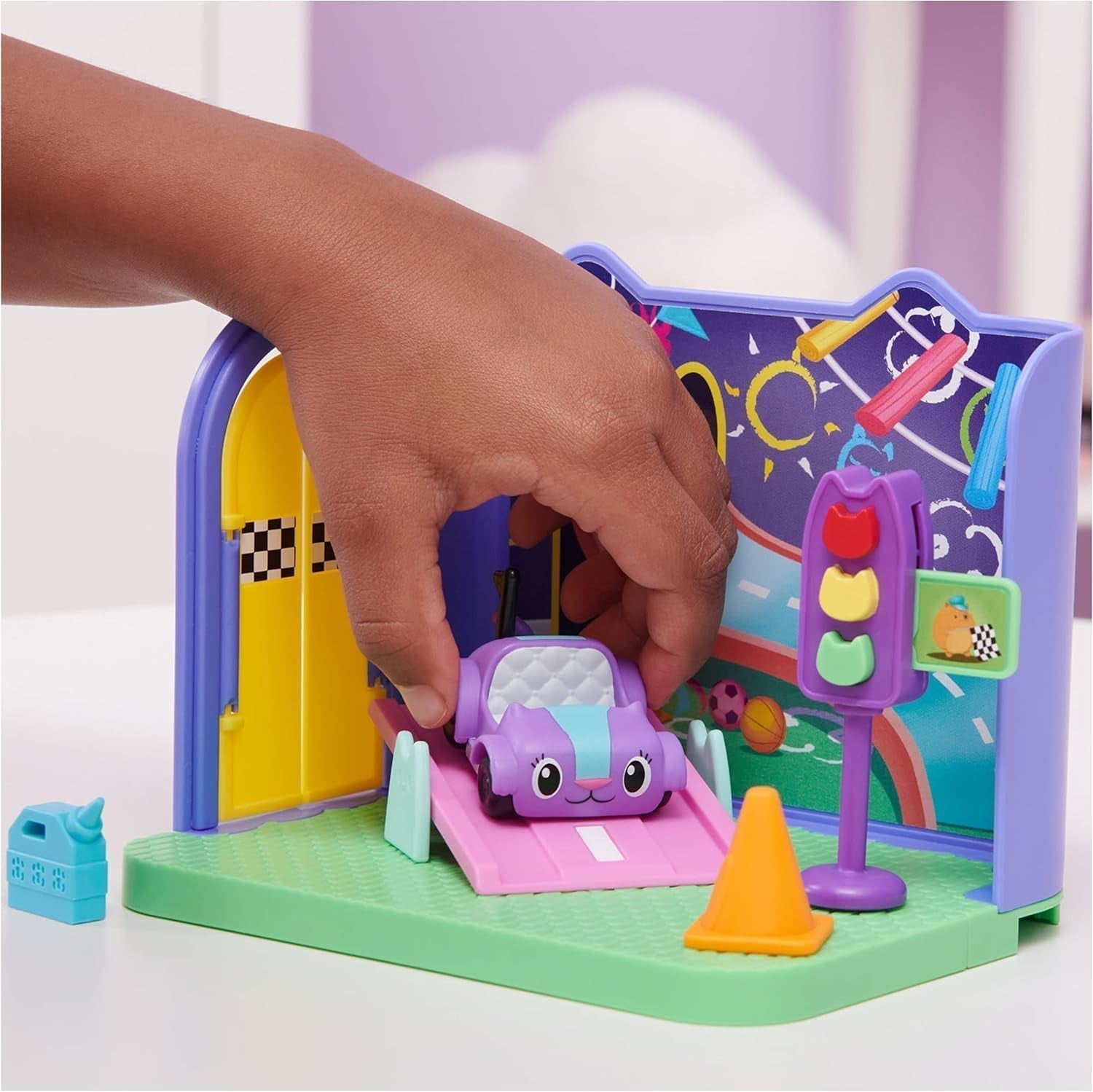 Gabby's Dollhouse Deluxe kamer, Purr-Ific speelkamer, speelkamer met Carlita speelgoedauto, 2 meubelstukken en 2 verrassingsdozen met accessoires, geschikt voor kinderen vanaf 3 jaar Naty Shop poppenhuizen