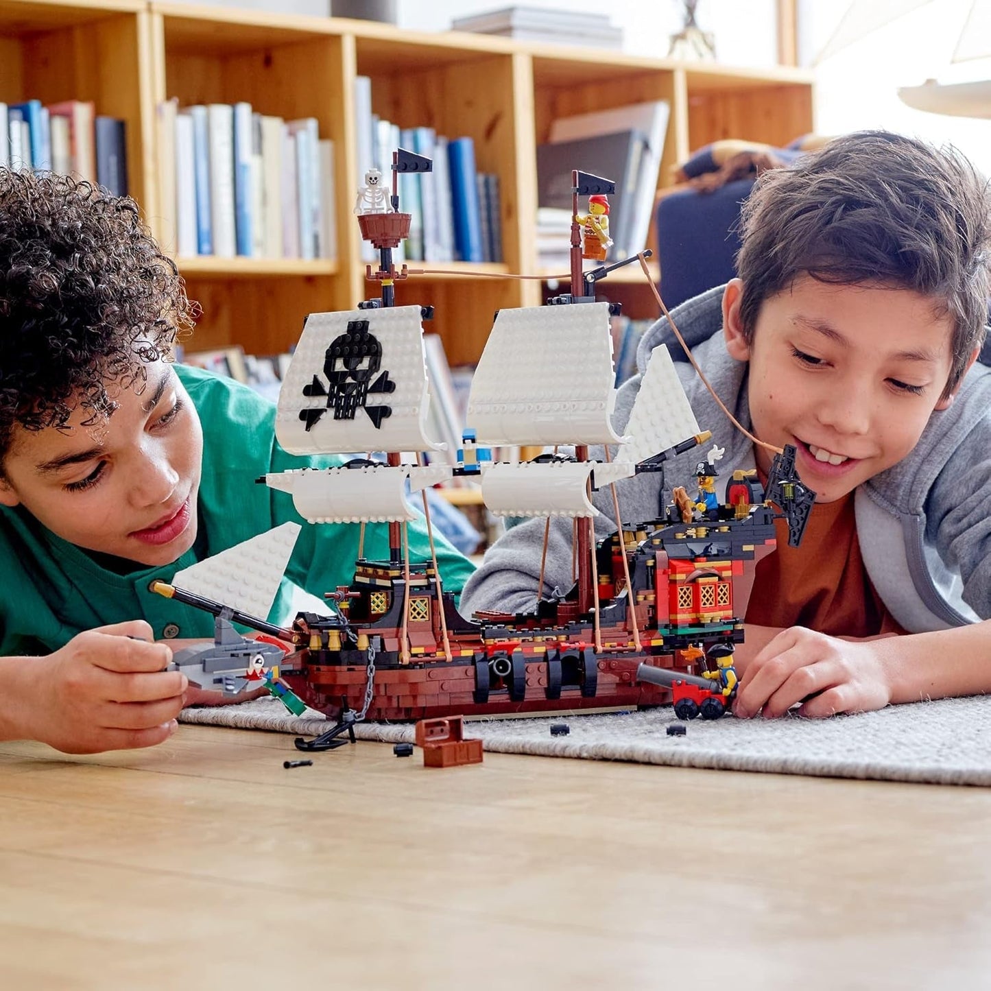 LEGO Creator 3-in-1 piratenschipset, speelgoed met 3 bouwopties, bouw een piratencafé of schedelpirateneiland, inclusief 3 rollenspel-avontuurminifiguren 31109 Bouwsets Besuche in LEGO-Store