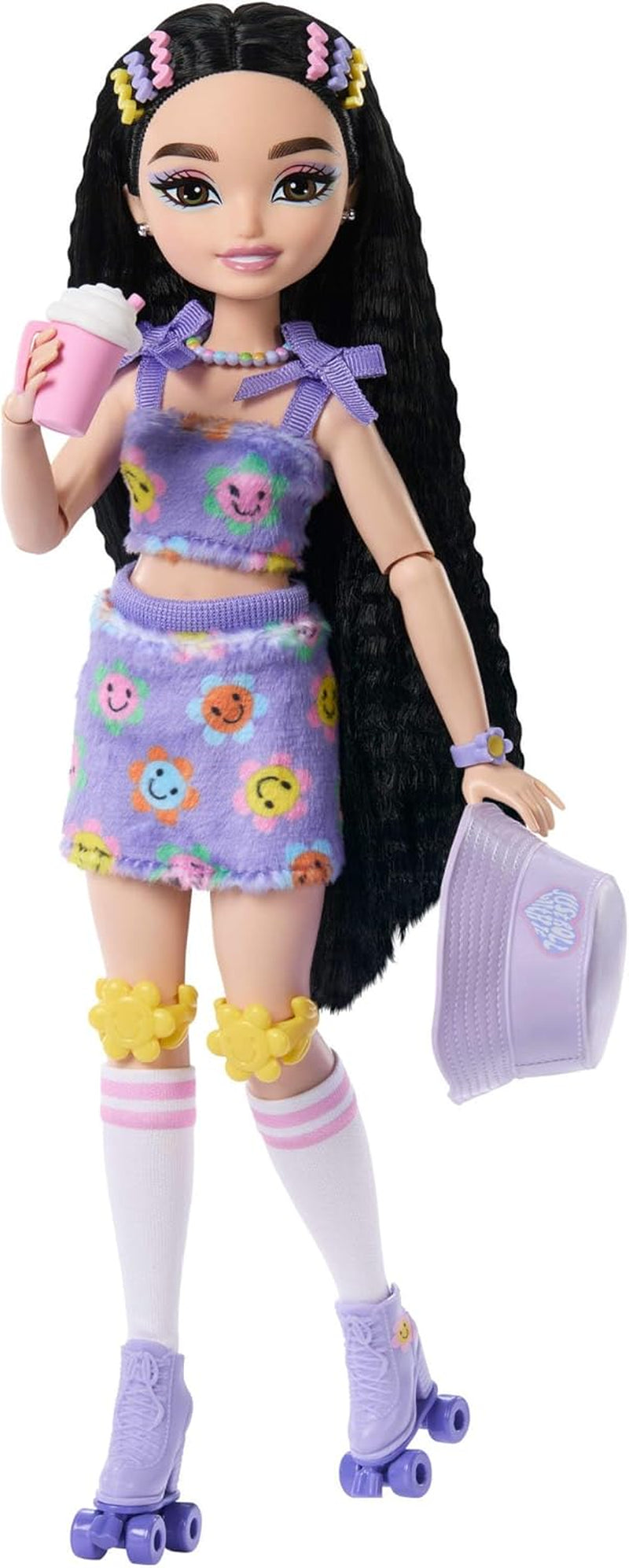 Dream Besties Barbie-pop en accessoires, Fashion Barbie Renee-pop met rolschaatsen en zwart haar, 12 thema-accessoires met video's en eten, JFX99