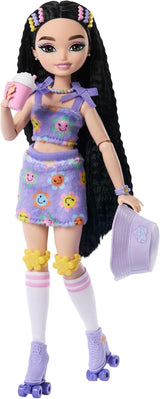 Dream Besties Barbie-pop en accessoires, Fashion Barbie Renee-pop met rolschaatsen en zwart haar, 12 thema-accessoires met video's en eten, JFX99