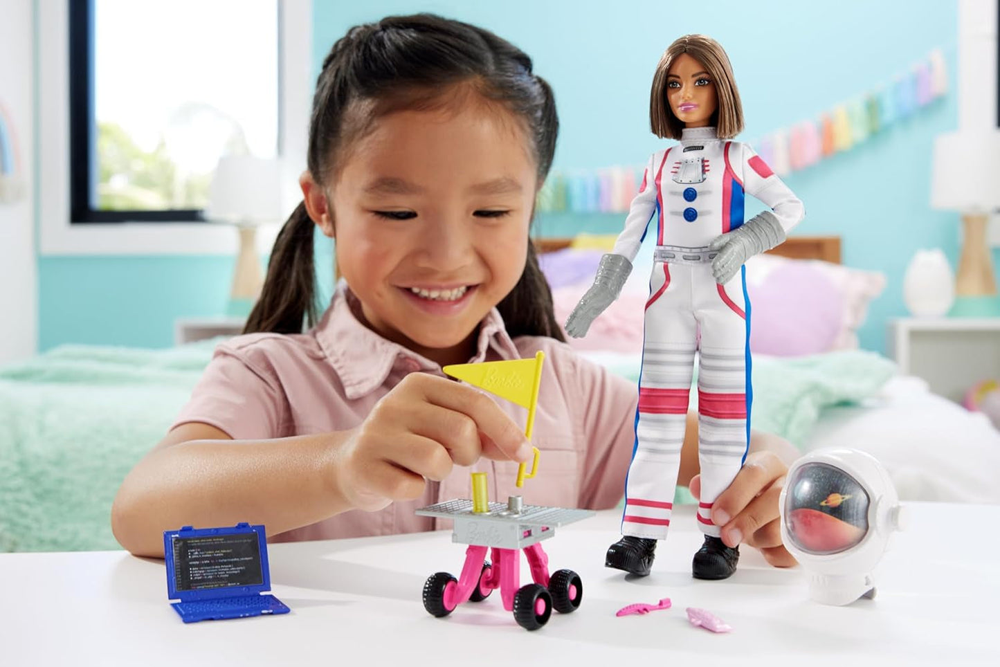 Barbiepop voor 65e verjaardag en 10 accessoires, Astronautenset voor brunettepop, Rover op wielen, Ruimtehelm met verwisselbaar vizier en meer, HRG45