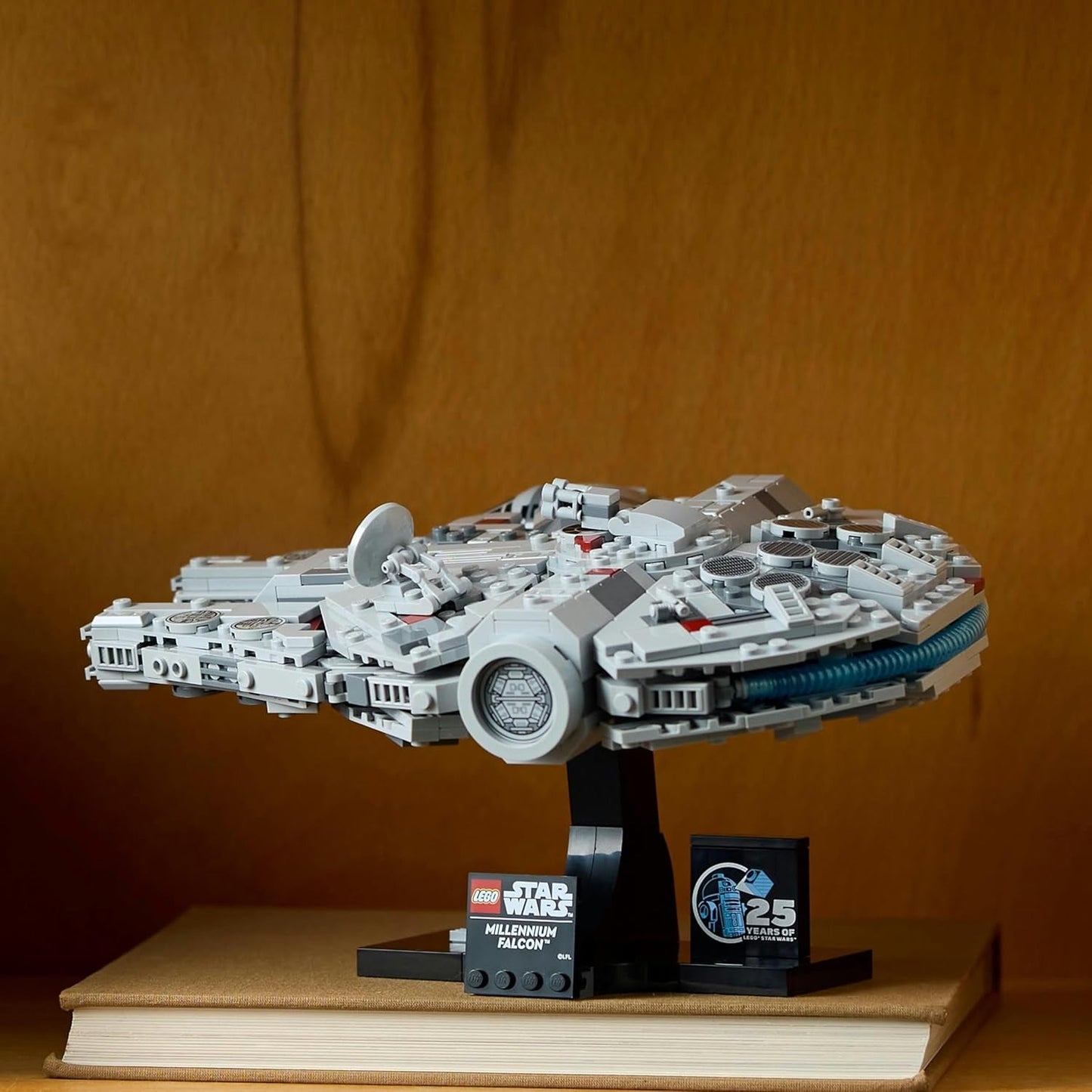LEGO Star Wars Millennium Falcon 25-jarig jubileumset voor volwassenen Bouwbaar schip A New Hope Verzamelbaar ruimteschip Modelset Cadeaus voor mannen Vrouwen 75375 Bouwsets Bekijk de LEGO-Store