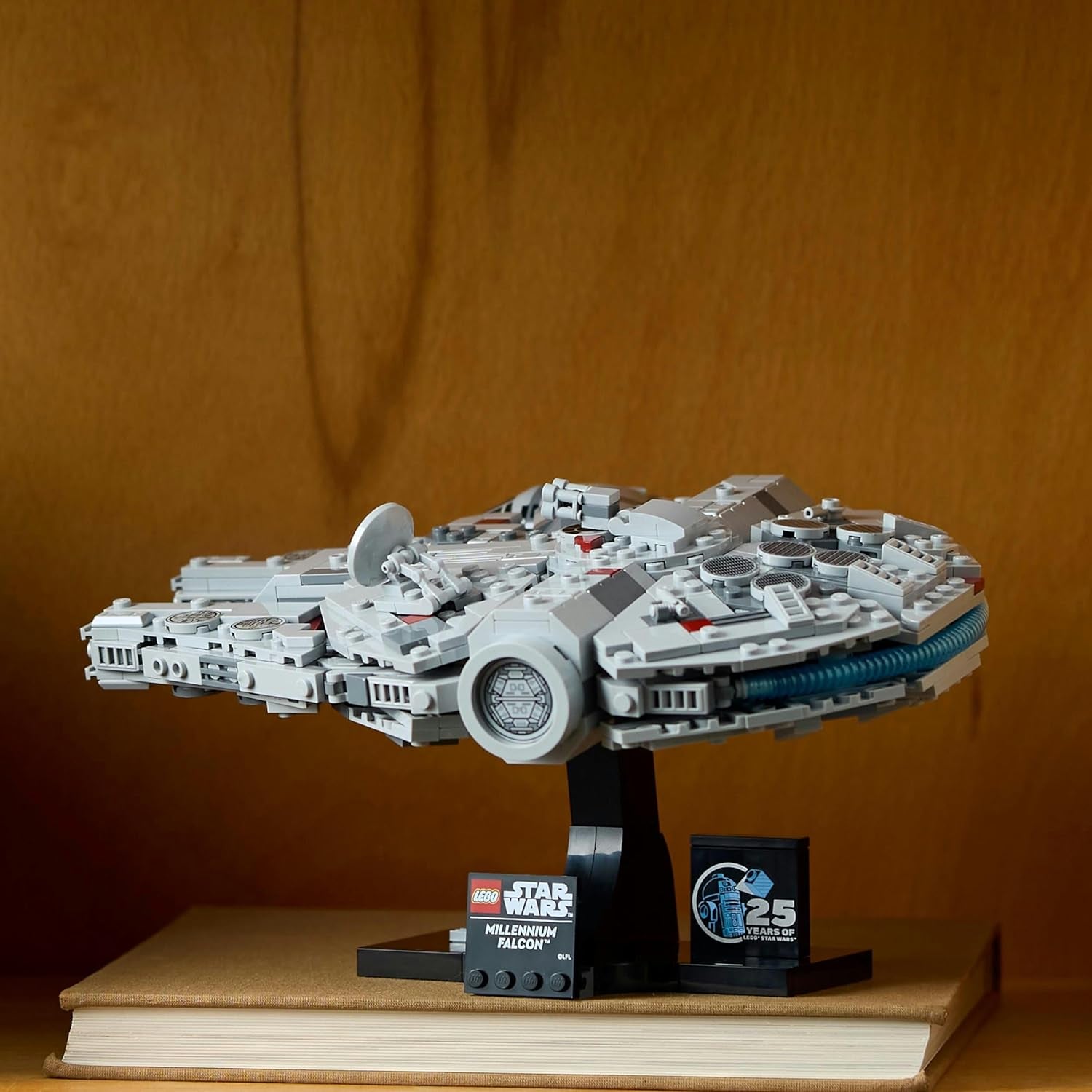 LEGO Star Wars Millennium Falcon 25-jarig jubileumset voor volwassenen Bouwbaar schip A New Hope Verzamelbaar ruimteschip Modelset Cadeaus voor mannen Vrouwen 75375 Bouwsets Bekijk de LEGO-Store