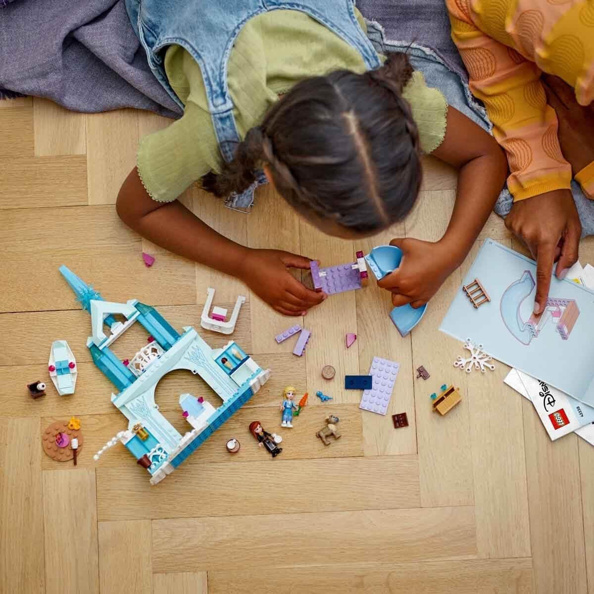 LEGO Disney Frozen Elsa's ijspaleis, kasteel van de ijskoningin, prinses ELSA en Anna poppenspeelgoed, plus 2 dierenfiguren, geweldig cadeau voor meisjes en jongens van 4 jaar oud 43238 Bouwsets Besuche in LEGO-Store