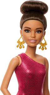 Barbie Toernooidanserespop in rode jurk met ruches, dansschoenen, bruin haar en danstrofee-accessoires, JFR09