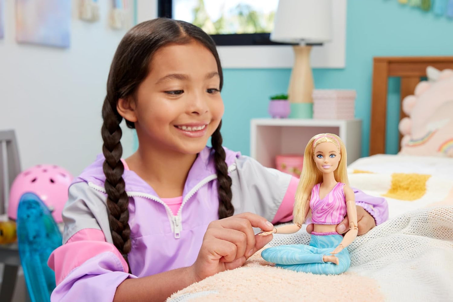 Barbie Made-to-Move pop met blond haar, afneembaar roze sporttopje en blauwe yogabroek, 22 gewrichten, HRH27, [Multicolor]