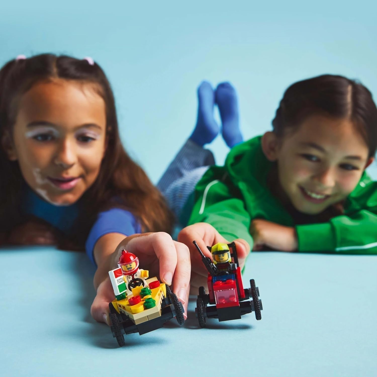 LEGO City pizzabezorgbus vs. Pizza Truck - Zeepkist speelgoed voor meisjes en jongens vanaf 5 jaar - Bouwset met minifiguren van 2 chauffeurs - Verjaardags- en feestdagencadeau 60458 Bouwsets Besuche den LEGO-Store
