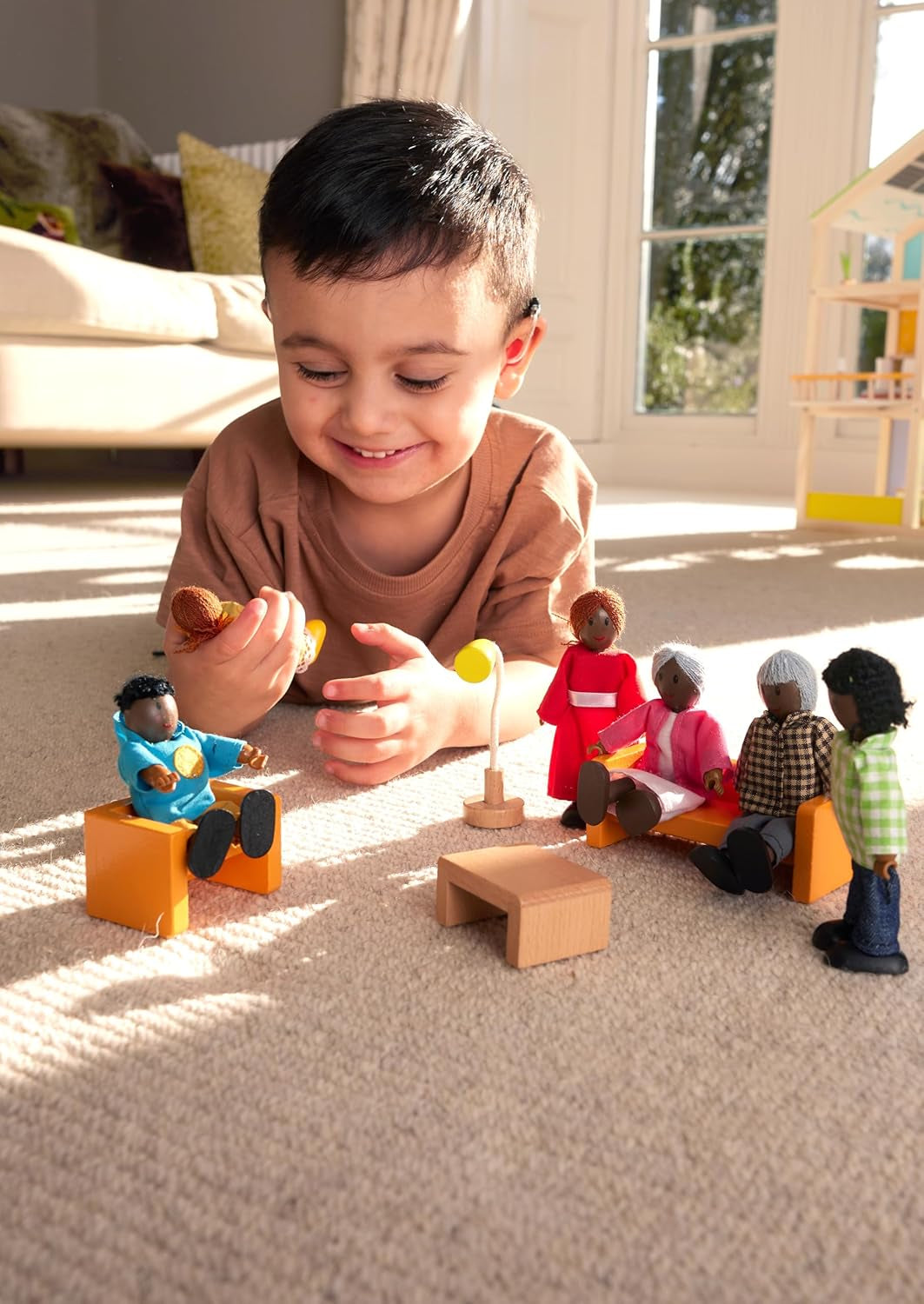 Hape Doll Family - 6-delige donkerleren poppenhuisaccessoireset met houten en stoffen figuren, fantasiespel, educatief speelgoed, interactief leerspeelgoed voor kinderen vanaf 3 jaar