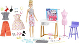 Barbie HDY90 - Modeontwerperpop (30,40 cm) en atelier, 25+ design- en modeaccessoires, designbureau, stoel, naaimachine, textielstalen, mannequin en meer, speelgoed vanaf 3 jaar