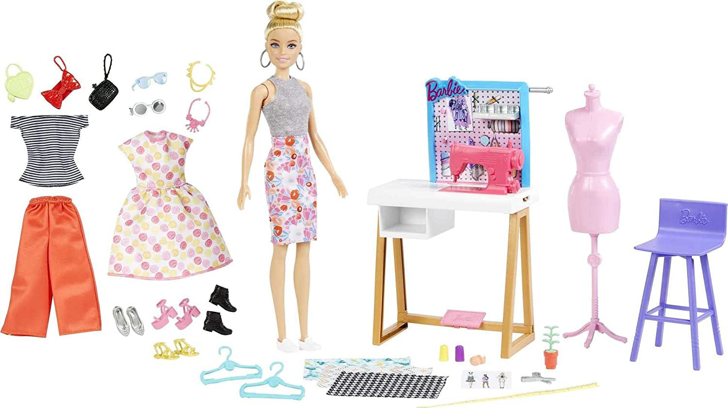 Barbie HDY90 - Modeontwerperpop (30,40 cm) en atelier, 25+ design- en modeaccessoires, designbureau, stoel, naaimachine, textielstalen, mannequin en meer, speelgoed vanaf 3 jaar