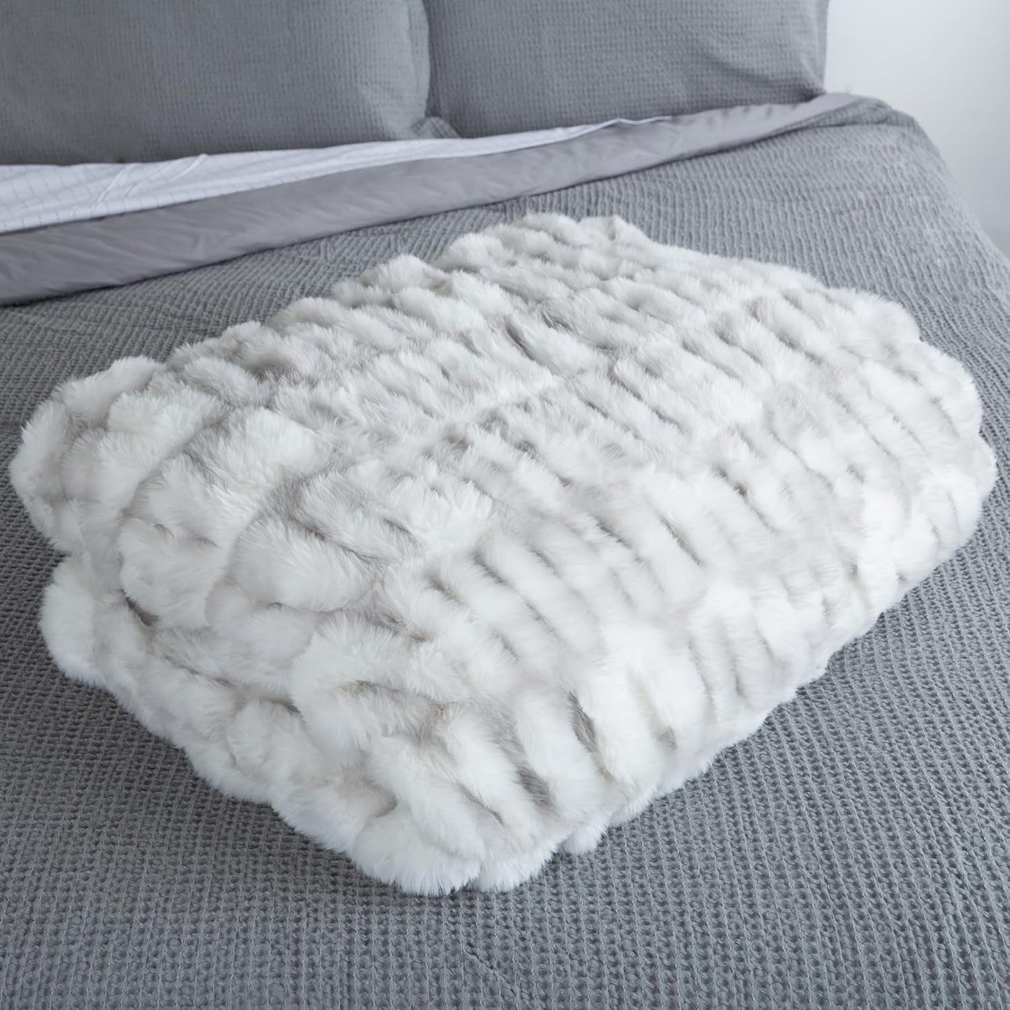 Lavish Home Oversized Gerüschte namaakbontdeken, 152,4 x 203,2 cm, jacquard namaakbont, queensize plaid voor bedden en banken, grijze bedden en dekens Lavish Home
