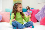 Barbie Fashionistas pop nr. 206 - Golvend haar en sproeten - Moderne regenboogmarmeren jurk, schoudertas en groene schoenen - Vanaf 3 jaar, HJT03