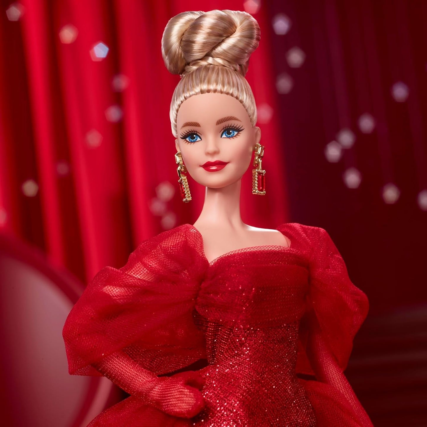 Barbie kenmerkende pop Mattel-verzamelfiguur voor 80-jarig jubileum in sprankelende rode tule-jurk met druppelvormige oorbellen en fijne handschoenen blond haar JBJ17