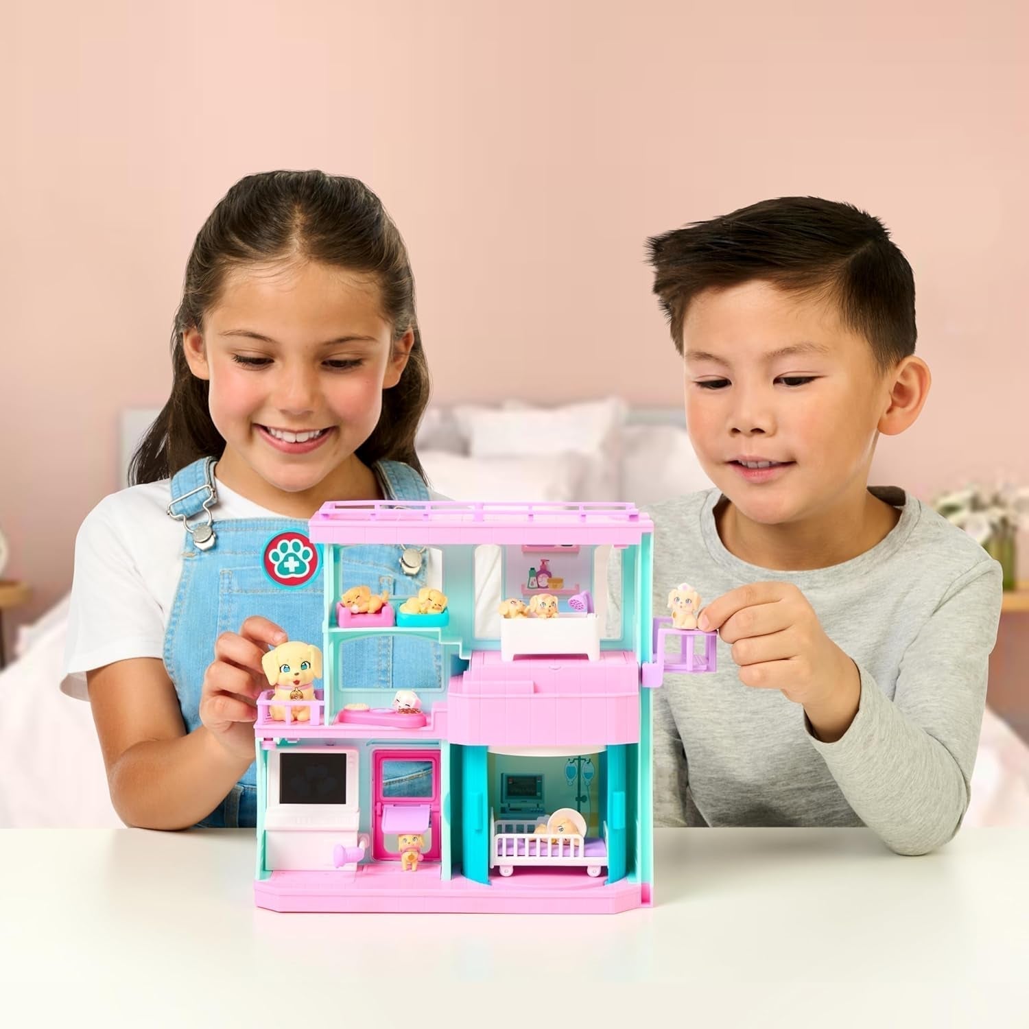 Little Live Pets Mama Surprise Families Baby Clinic-speelset, inclusief 3 retriever-pups, magische, dubbelzijdige speelset (27,8 cm breed, 23,8 cm hoog). Voeden, baden en spelen, cadeau voor kinderen Actiefiguren Naty Shop