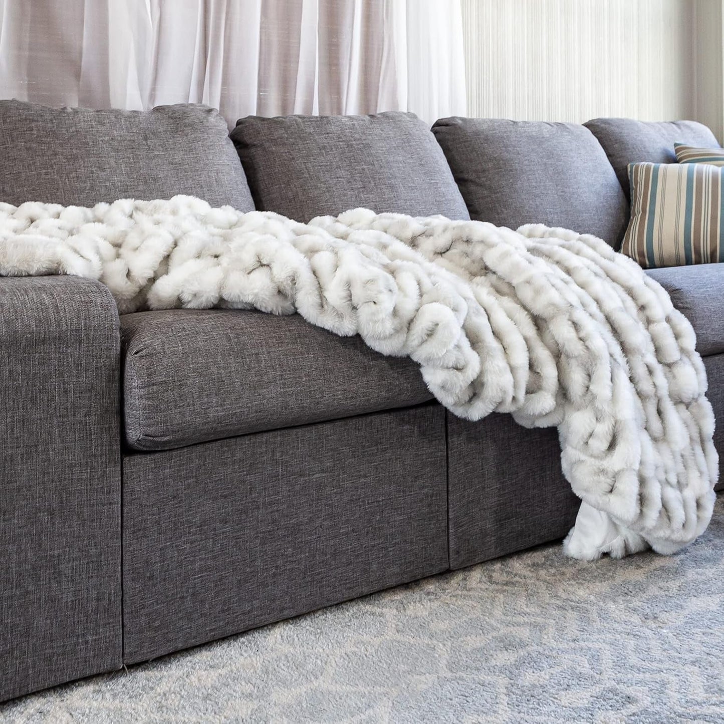 Lavish Home Oversized Gerüschte namaakbontdeken, 152,4 x 203,2 cm, jacquard namaakbont, queensize plaid voor bedden en banken, grijze bedden en dekens Lavish Home
