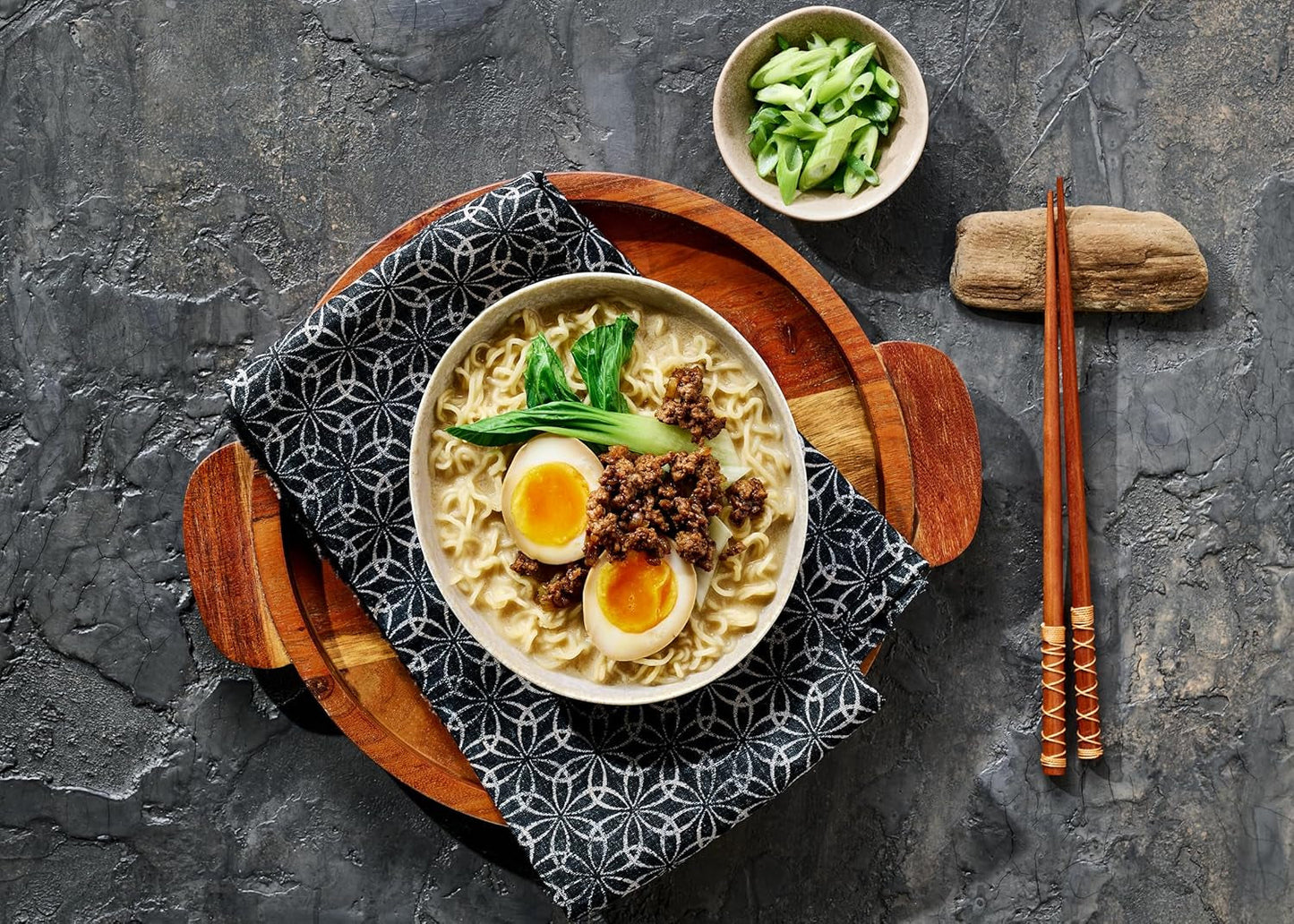 Nissin Demae Ramen - Pittig rundvlees 10-pack Japanse stijl instantnoedels met rundvleessmaak en Aziatische kruiden Snel en gemakkelijk te bereiden Aziatisch eten (10 x 100 g)