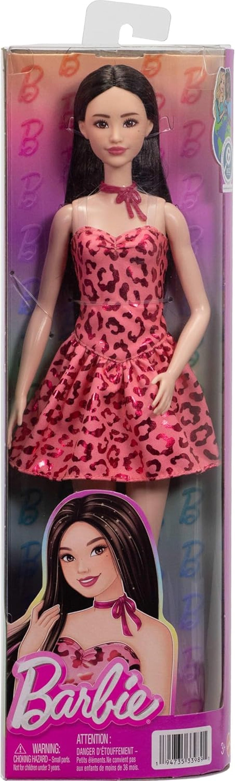 Barbie Fashionistas pop nr. 246 in een roze strapless jurk met luipaardprint, zwart haar en accessoires zoals een strikketting en laarzen, JJN59