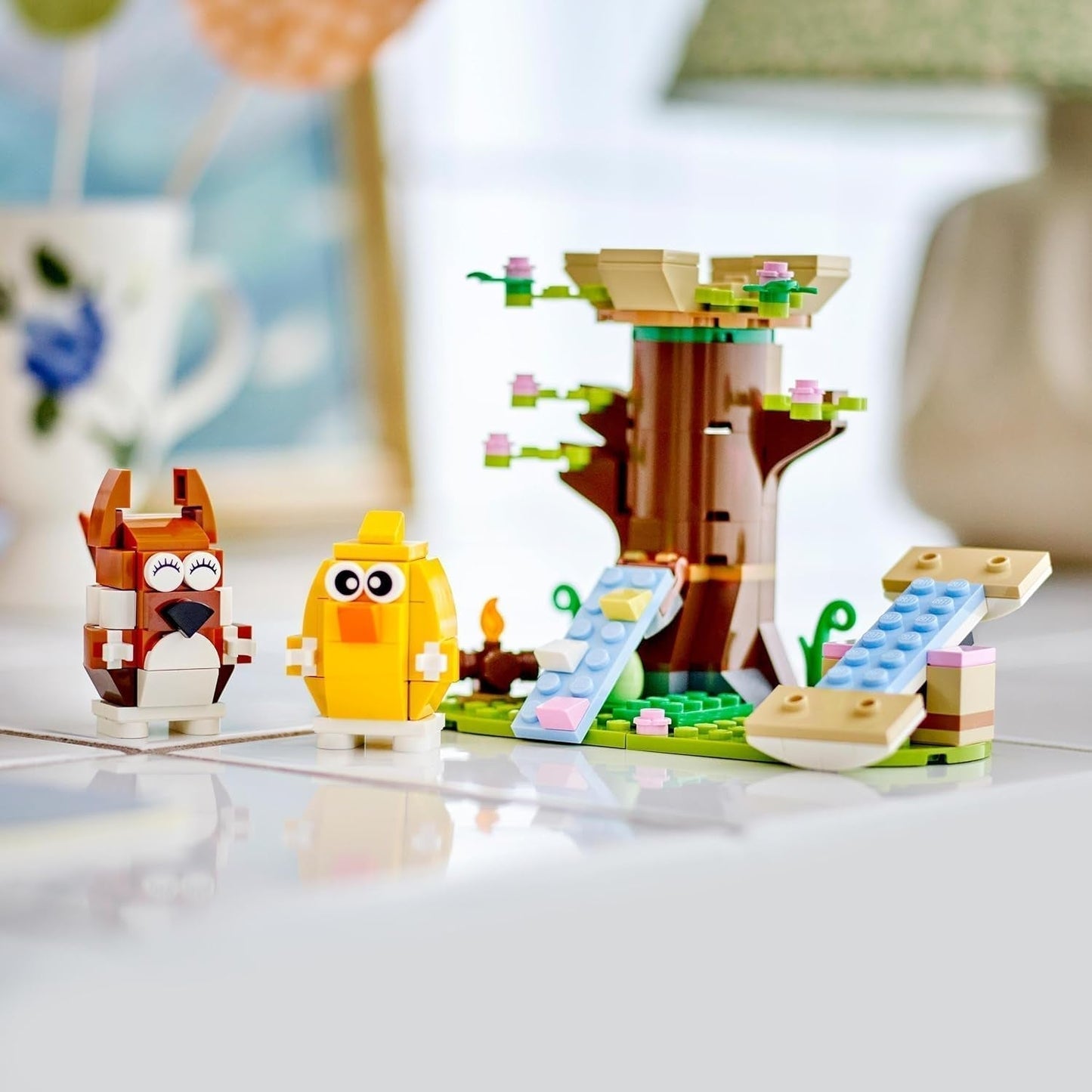 LEGO Spring Dierenspeeltuin, Vogel- en Eekhoornbouwset, Boomhutspeelset voor kinderen, Cadeau-idee voor 8-jarige jongens en meisjes, Dierenset, Dierenfigurenspeelgoed 40709 Bouwsets Beuche bij LEGO-Store