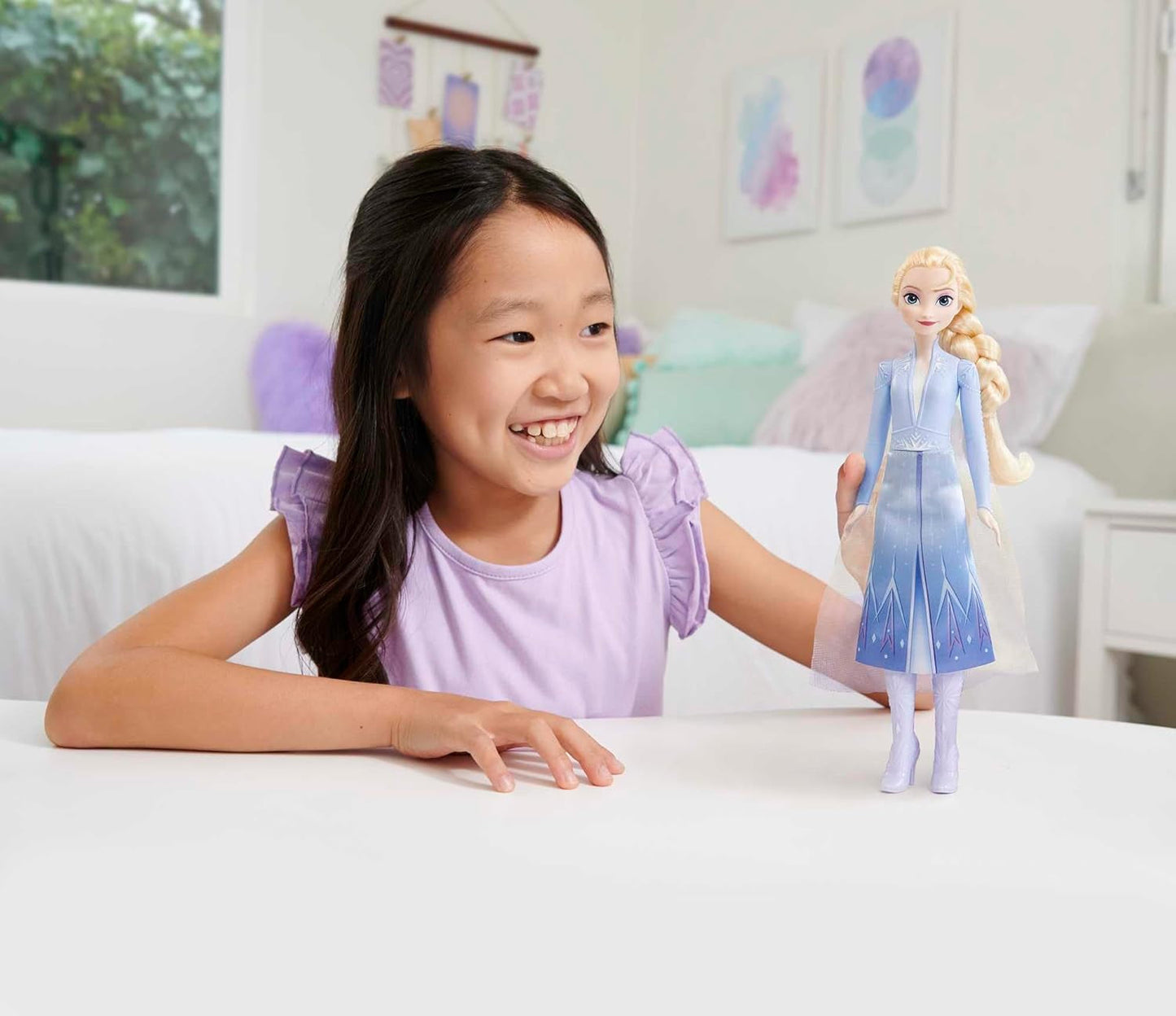 Mattel Disney prinses Elsa-pop, ijskoningin-pop in reispak, gekamd blond haar, mobiel, uitschuifbare rok en laarzen, Disney-cadeaus, 3 jaar oud speelgoed, HLW48 Naty Shop-poppen