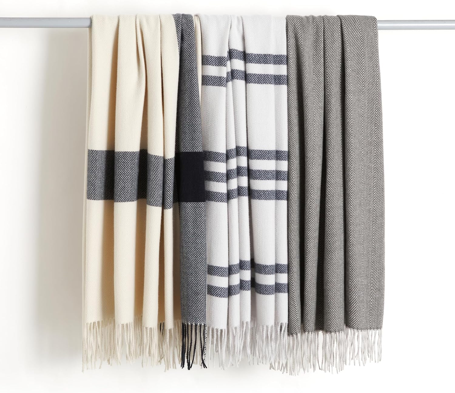 Amazon Basics Gooi Deken, licht, gerecycled polyester, Room Decor Cosy Deken, 127 X 152 Cm, ivoorwit met blauw patroon Geruite bedden en dekens Besuche bij Amazon Basics-Store