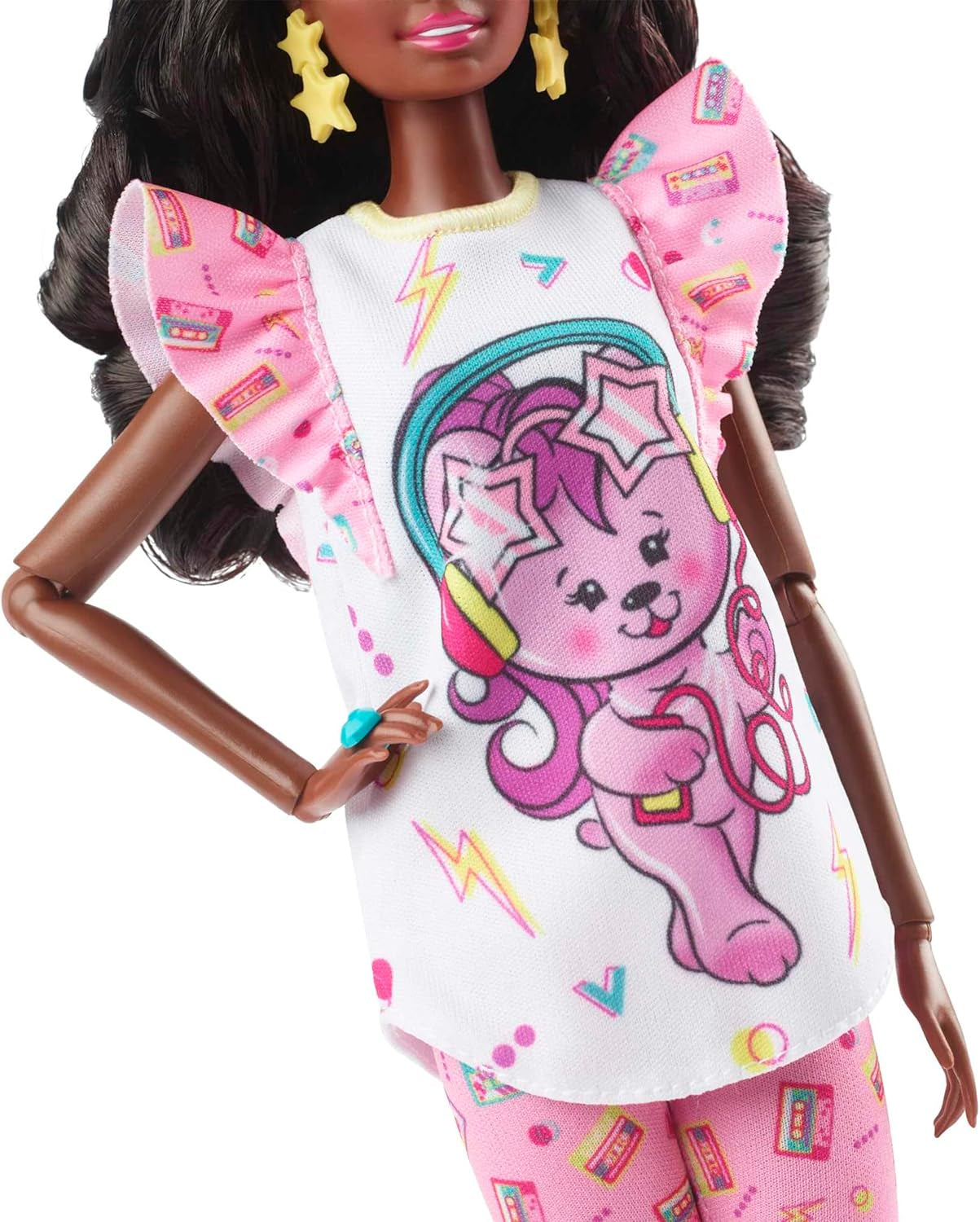 Barbie Rewind - Nostalgisch verzamelfiguur in jaren 80-stijl met prachtig haar en outfit, inclusief tv, popcorn en telefoon, voor fans en verzamelaars, HJX19