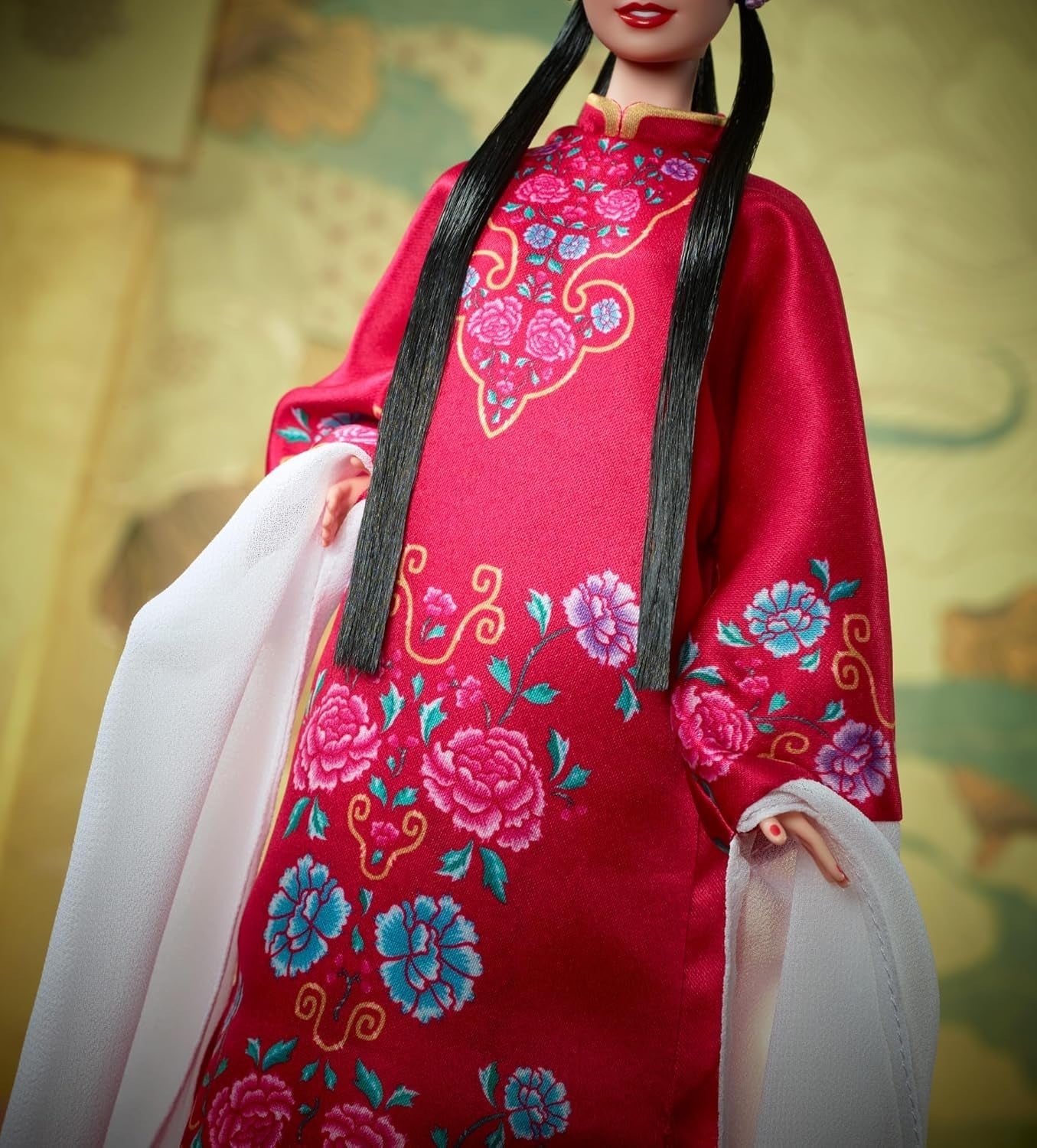 BARBIE Maannieuwjaar Barbie Puppe - Traditionelles Kleid in glücksbringendem Rot mit Pfingstrosenmuster, cyanblaue Schuhe mit pinken Troddeln, geïnspireerd door der Peking-Oper, HRM57