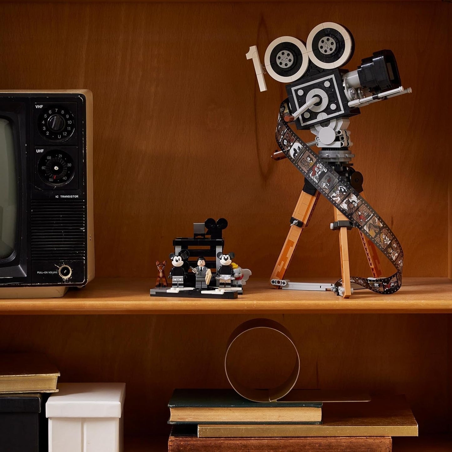 LEGO | Disney Camera - Eerbetoon aan Walt Disney, Set voor volwassenen met Mickey en Minnie Mouse minifiguren, Bambi en Dumbo figuren, Cadeau voor dames, heren en fans, Tentoonstelling 43230 Bouwsets Besuche den LEGO-Store