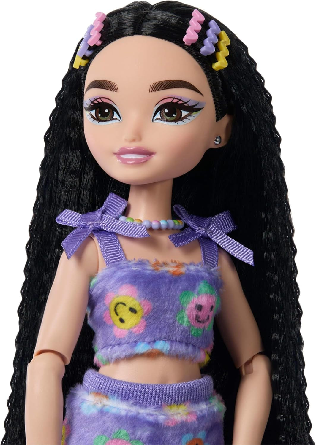 Dream Besties Barbie-pop en accessoires, Fashion Barbie Renee-pop met rolschaatsen en zwart haar, 12 thema-accessoires met video's en eten, JFX99