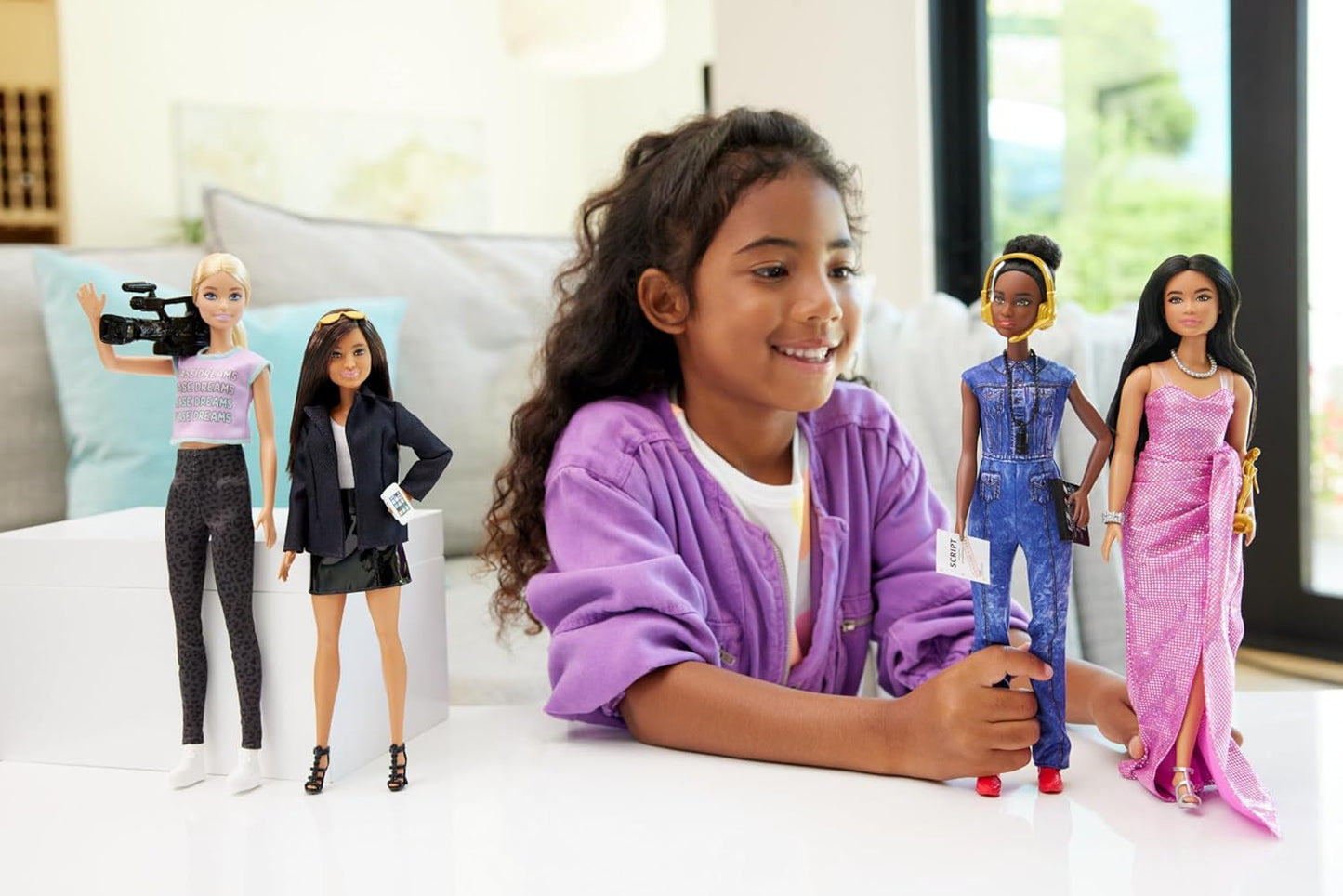 Barbie Berufe-Set met 4 poppen en meiden, vrouwen in de filmbranche met studioleiterin, regisseur, kamerafrau en filmster in Australische outfits, HRG54