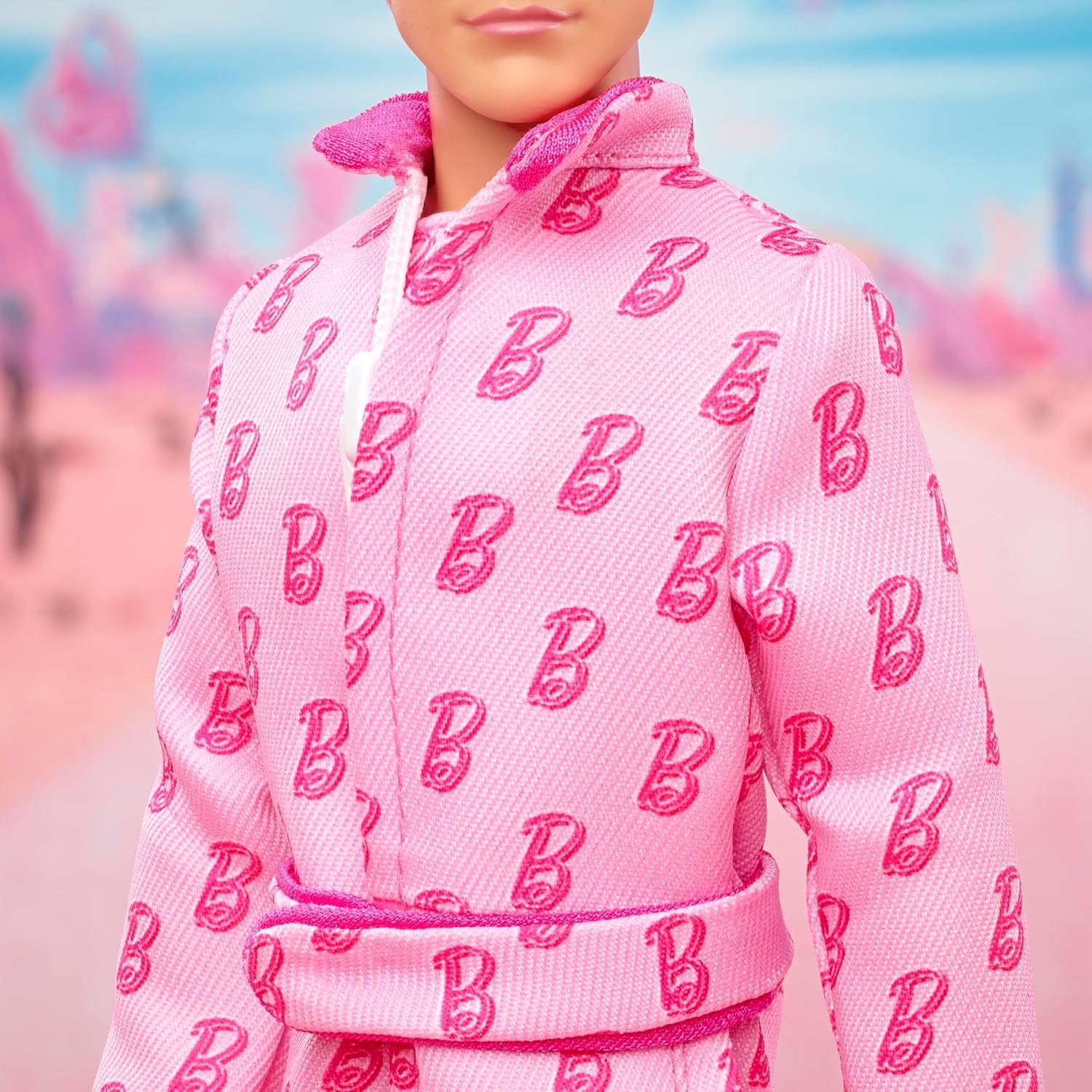 Barbie The Movie - Ken-Sammelpuppe, Ryan Gosling als Ken in rosafarbenem Overall met "B"-opdruk, witte sneaker en bunten Inlineskates, JCP80