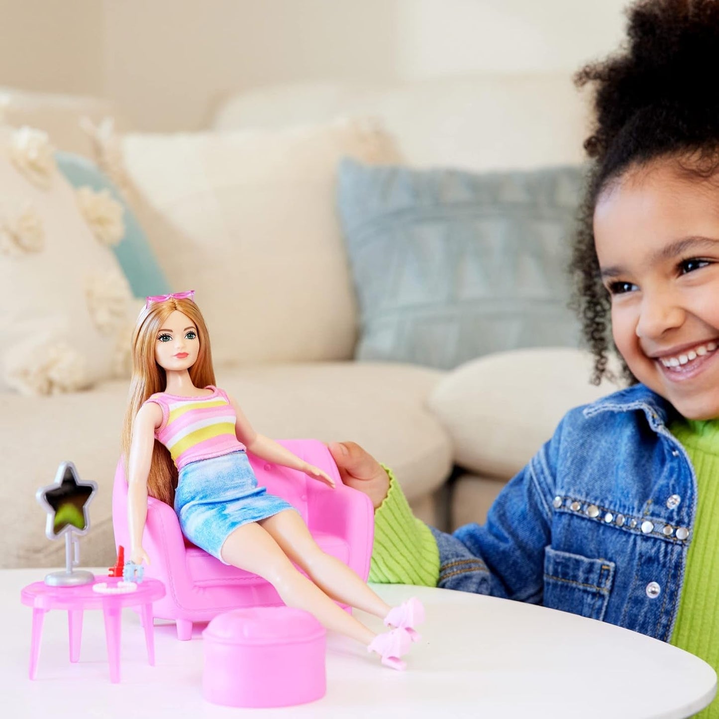 Barbie modepop en garderobeset met kleding, accessoires en salonmeubilair, langdurig kappersplezier voor kinderen vanaf 3 jaar, HPL78