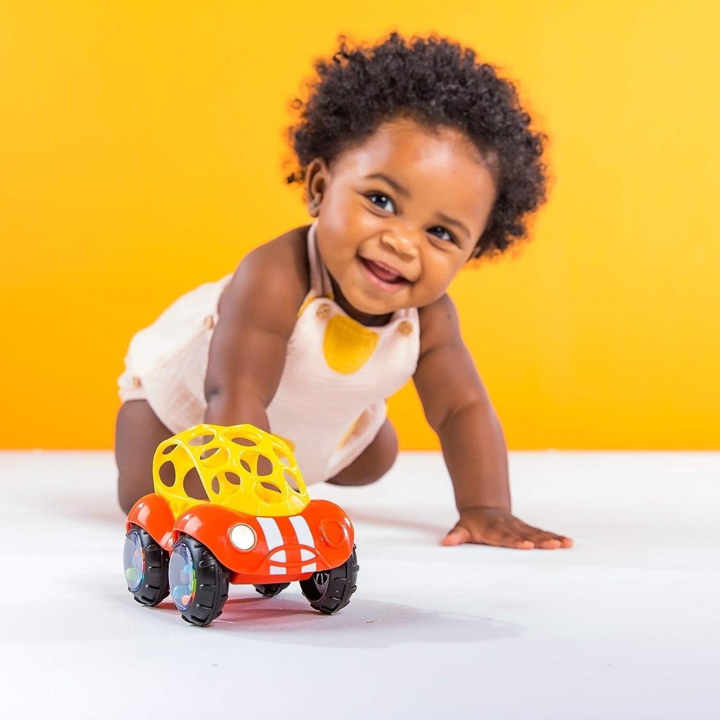 Bright Starts Oball Rammelaar Speelgoedauto Motorspeelgoed voor baby's en peuters vanaf 3 maanden 1 stuk Willekeurige kleur Blauw of rood Babyspeelgoed Naty Shop