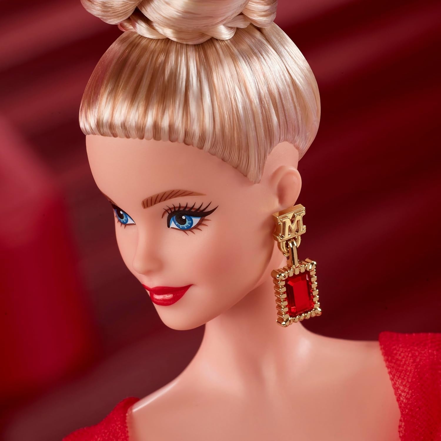 Barbie kenmerkende pop Mattel-verzamelfiguur voor 80-jarig jubileum in sprankelende rode tule-jurk met druppelvormige oorbellen en fijne handschoenen blond haar JBJ17
