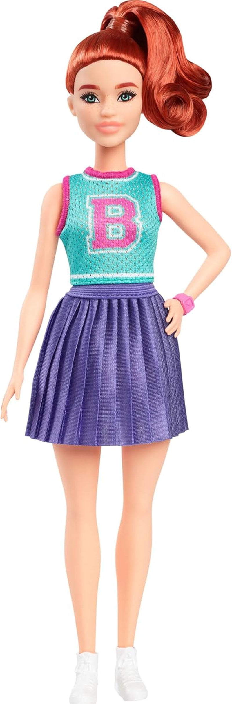 Barbie Fashionistas pop nr. 232 met rood haar, sportieve jersey top met B-print, paarse plooirok, polshorloge en sneakers, HYT90