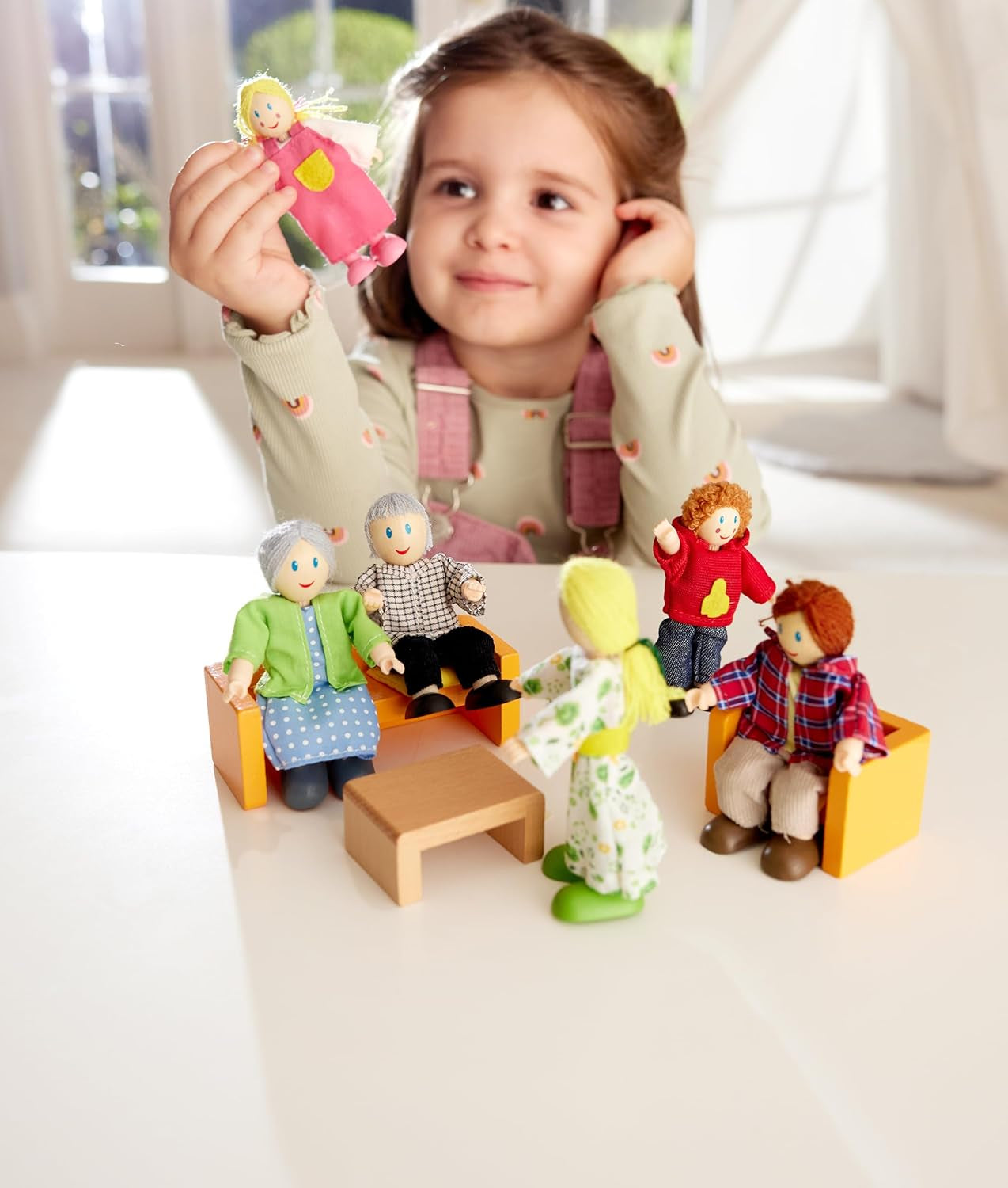 Hape Doll Family bekroonde poppenhuisset, unieke houten poppenhuisaccessoires, fantasierijk spel, 6 poppenfamilieleden, vanaf 3 jaar