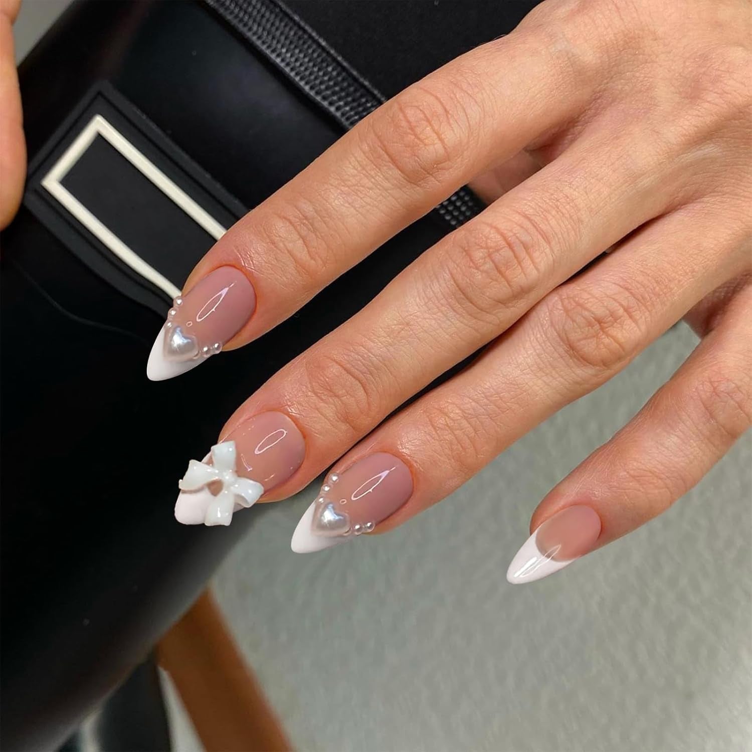 24pcs Witte Amandelpers op Franse nagels met strikken Parels Nepnagels Lijm op valse nageltips Glitternagels