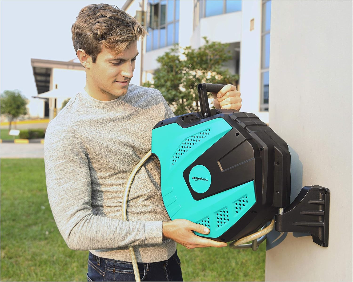 Amazon Basics wandgemonteerde slanghaspel met slang, zelfoprollend, 15 m, marinegroen, zwart