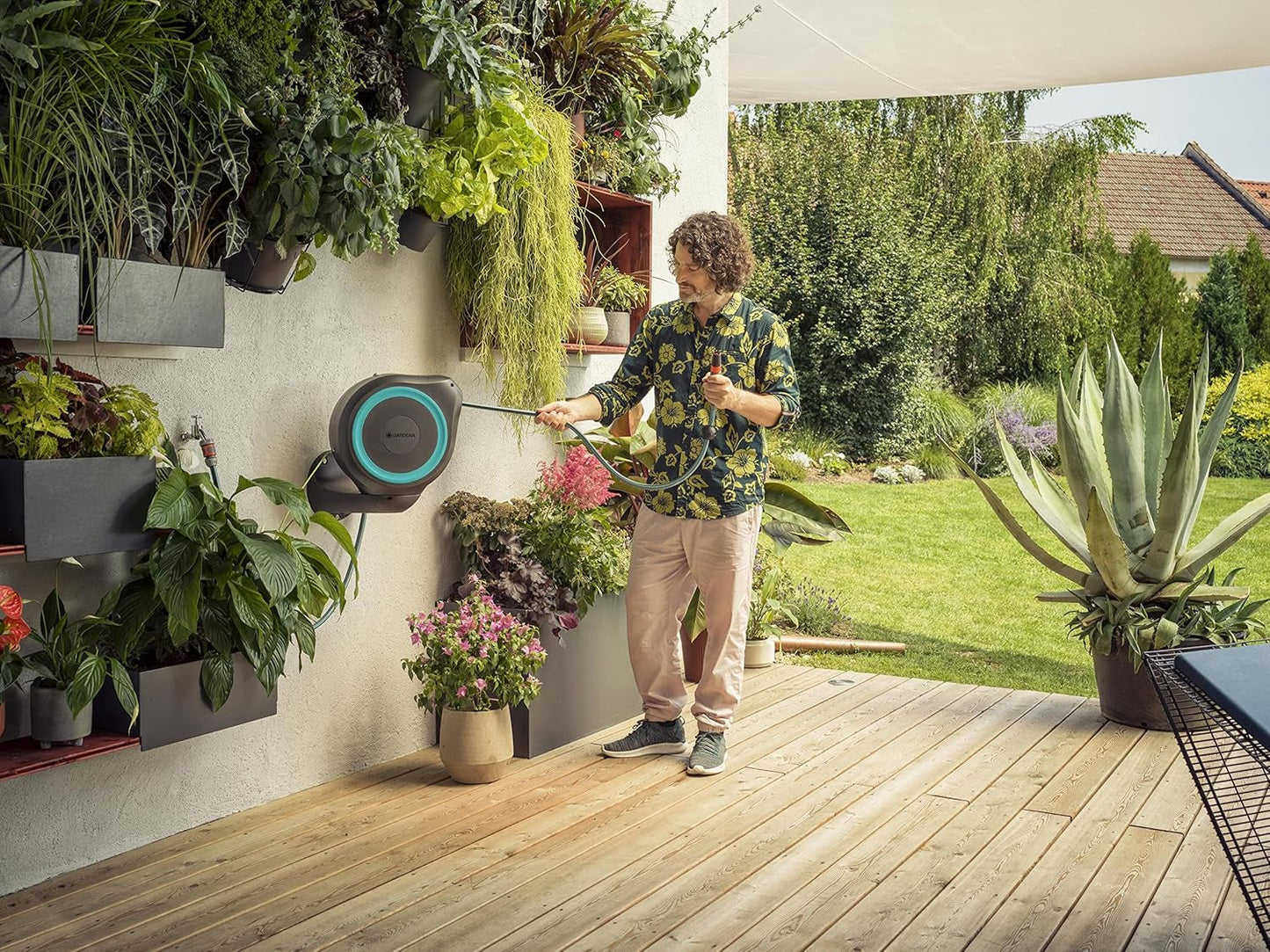 Gardena RollUp M Wandslangenbox (Turkoois) 20m: Flexibele bewatering voor middelgrote tuinen, roterende slanghaspel, met wandhouder, systeemcomponenten en sproeikop, inclusief 20m slang (18610-20)