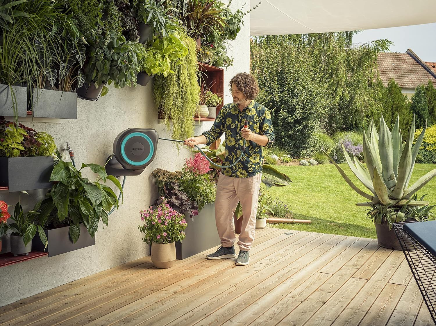 Gardena RollUp M Wandslangenbox (Turkoois) 20m: Flexibele bewatering voor middelgrote tuinen, roterende slanghaspel, met wandhouder, systeemcomponenten en sproeikop, inclusief 20m slang (18610-20)