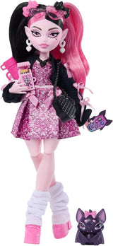 Monster High-pop Draculaura in roze jurk met strikken en zwart vest met Count Fabulous Bat en 7 accessoires, waaronder Ramen, lippenstift en tas, JHK29