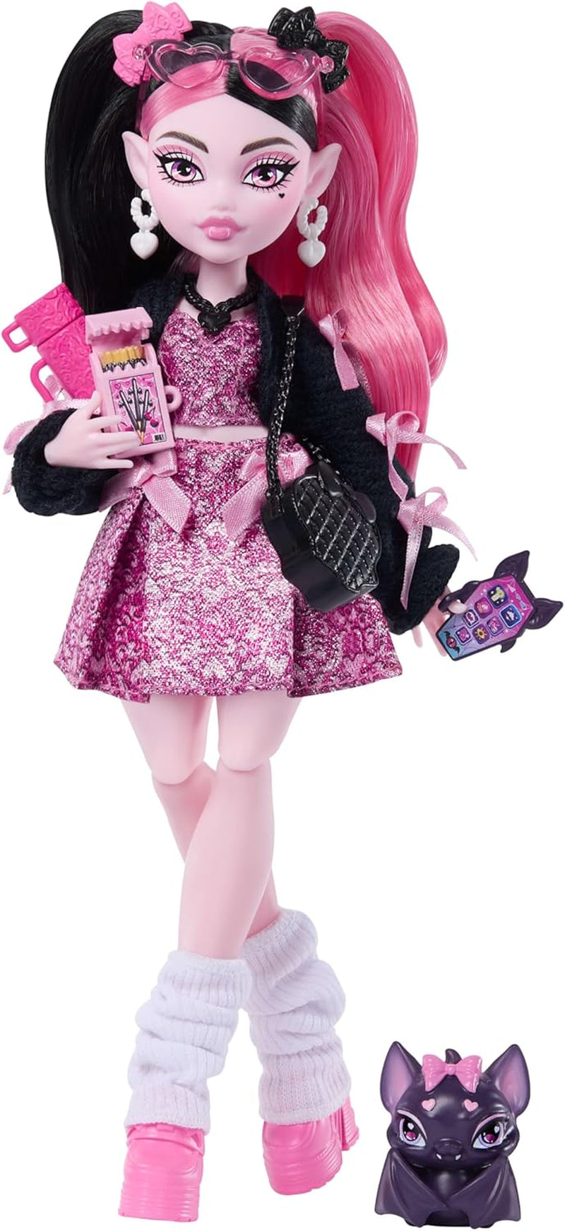 Monster High-pop Draculaura in roze jurk met strikken en zwart vest met Count Fabulous Bat en 7 accessoires, waaronder Ramen, lippenstift en tas, JHK29