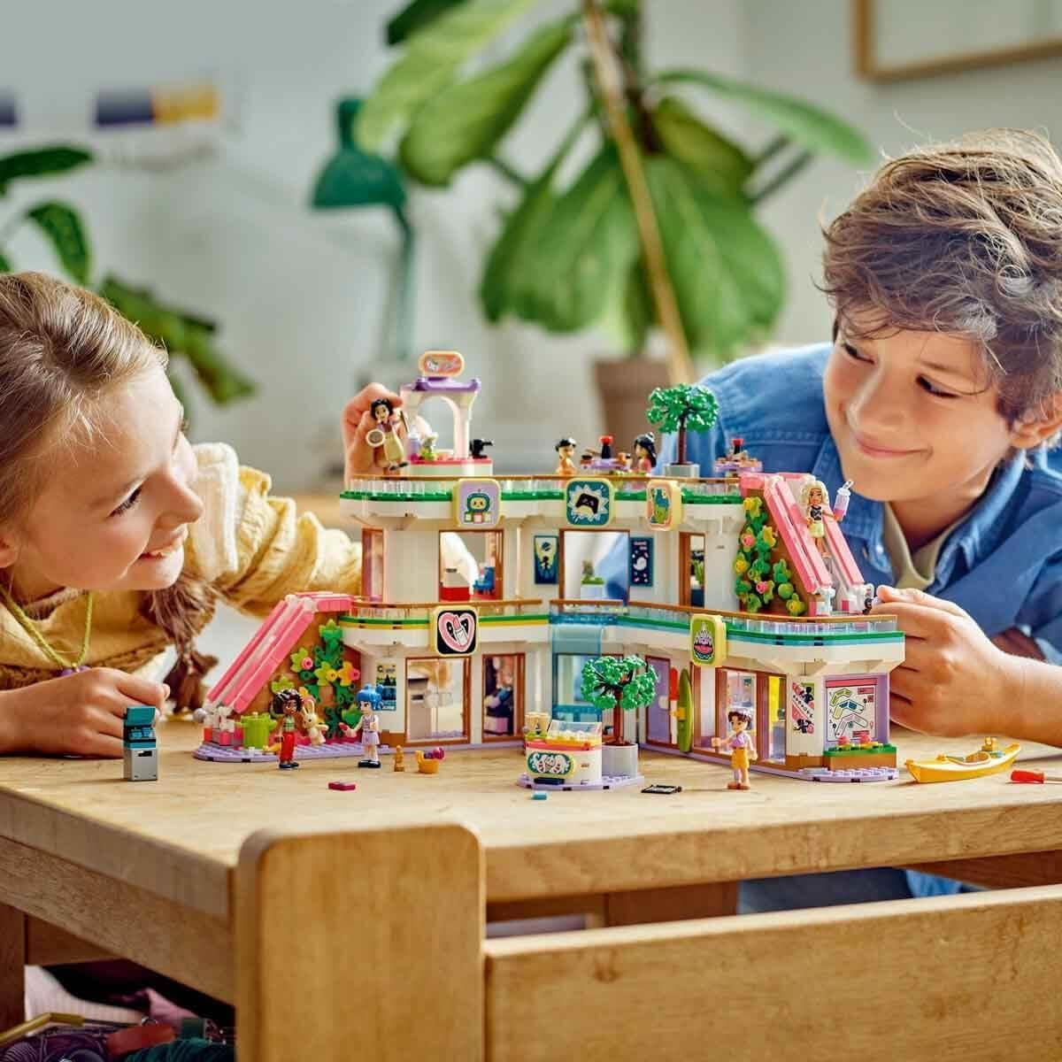 LEGO Store Friends Heartlake City Poppenhuisspeelgoed voor meisjes en jongens Figurenset bevordert de sociaal-emotionele ontwikkeling Cadeau voor 8 jaar oud 42604 Bouwsets Bekijk de LEGO-Store